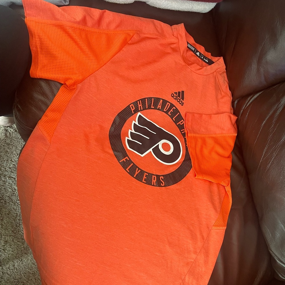 LIKE NEW PHILADELPHIA FLYERS OFFICIAL NHL TSHIRT